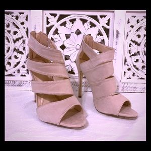 👡 *BRAND NEW Beige Pumps! 👡